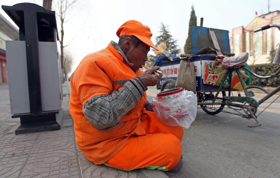 輸送帶廠家：暖心！老人高溫下賣菜城管買下送環(huán)衛(wèi)工
