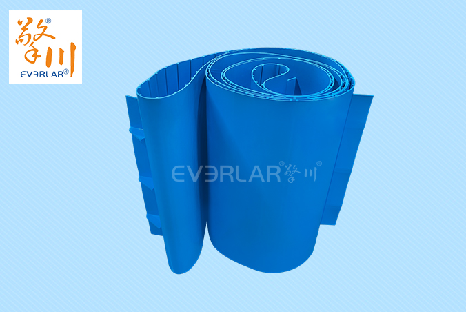 易清潔TPU加擋板輸送帶藍(lán)色食品級(jí)防溢抗污生產(chǎn)線設(shè)備傳送帶