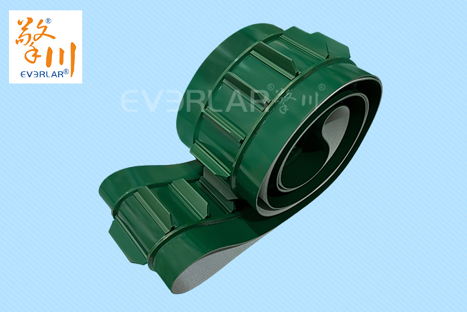 綠色PVC輸送帶加擋板雙導(dǎo)條精準導(dǎo)向防掉落化工建材涂裝線工業(yè)皮帶