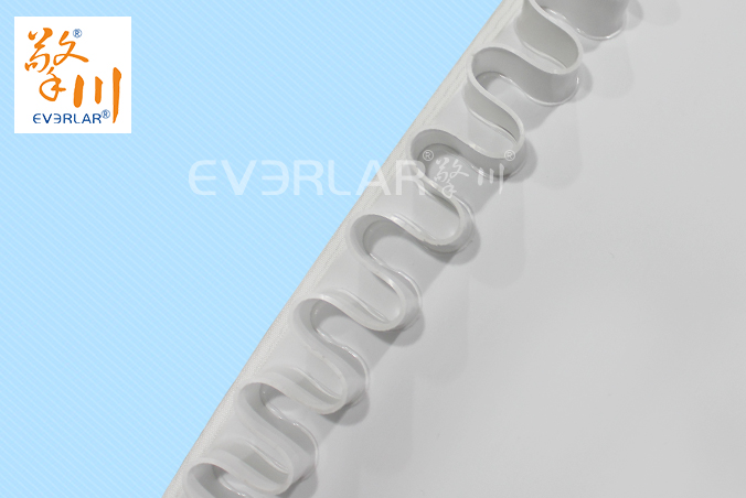 白色PU輸送帶加裙邊食品級(jí)耐油食品醫(yī)藥分揀輸送機(jī)皮帶廠家定制