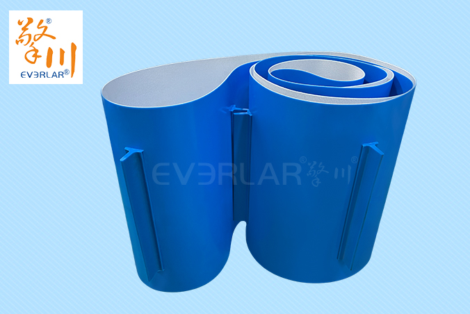 藍(lán)色PVC輸送帶加擋板導(dǎo)條耐磨防跑偏防掉落自動化生產(chǎn)線物料傳送工業(yè)皮帶