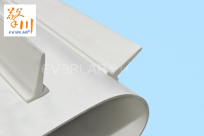 食品級(jí)白色PU輸送帶加擋板防滑落耐磨食品包裝分揀線傳送帶定制