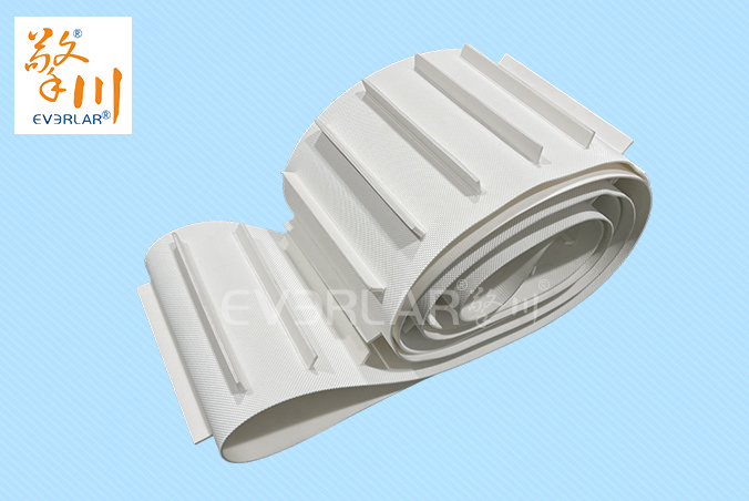 鉆紋PU輸送帶加導(dǎo)條擋板防滑防跑偏食品級傳輸帶定制