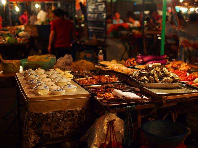 城管打電話喊商販擺攤 城管打電話喊商販擺攤