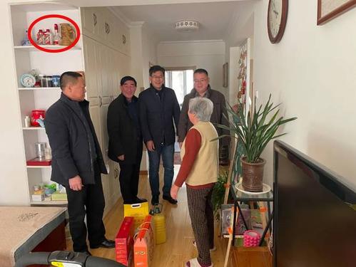 官方調(diào)查困難戶家中擺放高檔酒 官方調(diào)查困難戶家中擺放高檔酒